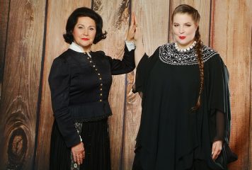 Hallássérült lányt vett szárnyai alá Pitti Katalin – Unokázik szabadidejében a legendás operaénekesnő