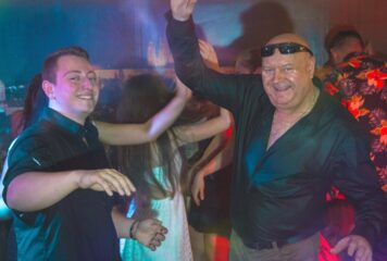 Ihos Józsi huszonéves kollégájával jár bulizni