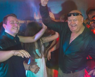 Ihos Józsi huszonéves kollégájával jár bulizni
