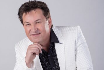 Sláger Tibó hangszert ragadott a Nagy Mulatós Koncerten