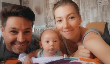 Most minden a pici baba körül forog Mikinél és Nikinél