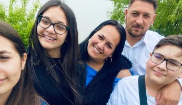 Sztojka Tibi: A gyerekkori szerelmem a feleségem