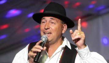 Dudar Ferit felesége támogatja a színpad mellől