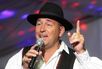 Dudar Ferit felesége támogatja a színpad mellől