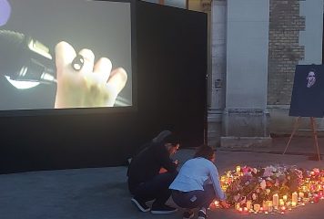 Több száz gyertyával, néma csendben búcsúztak Tompos Kátyától