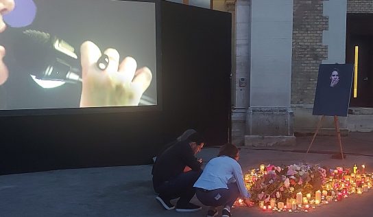 Több száz gyertyával, néma csendben búcsúztak Tompos Kátyától