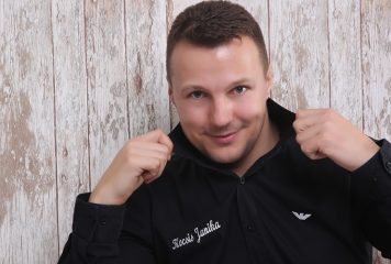 „Magyarként énekelek cigányokról, cigányzenéről, amit az elmúlt 31 év alatt tőlük ellestem” – Kocsis Janika cigányzenével szórakoztat