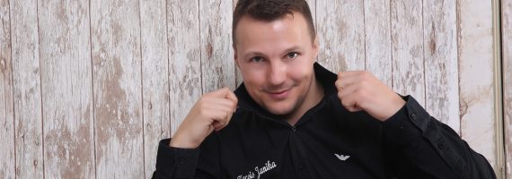 „Magyarként énekelek cigányokról, cigányzenéről, amit az elmúlt 31 év alatt tőlük ellestem” – Kocsis Janika cigányzenével szórakoztat